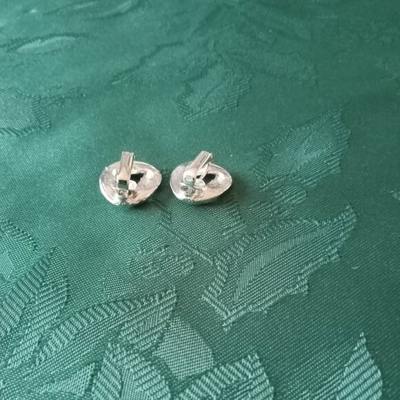 Vintage red and white enamel clip-on earrings like new - Picture 2 of 2